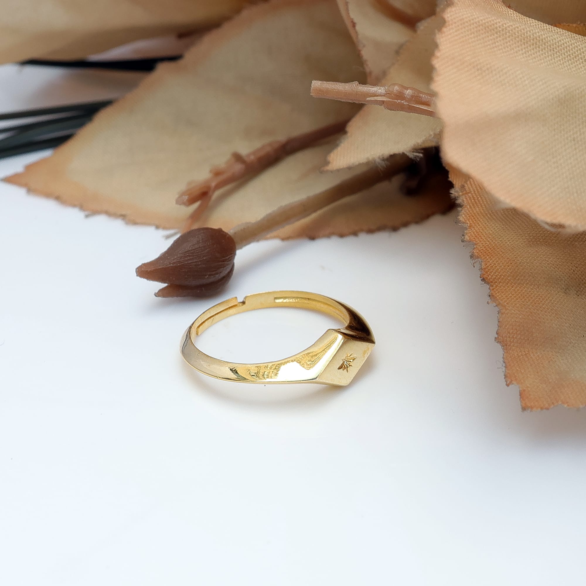 Altın Kaplama Minimal Yıldız Detaylı Kadın Yüzük