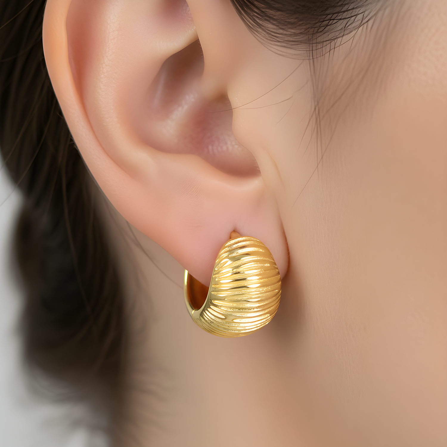 Sarı Altın Kaplama Bombeli Halka Küpe – 925 Ayar Gümüş Dokulu Model Sarı Altın Kaplama Bombeli Halka Küpe – 925 Ayar Gümüş Dokulu Model