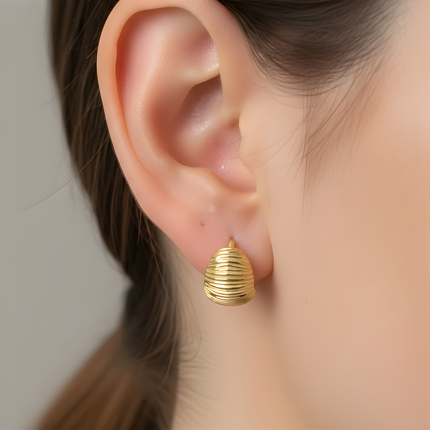 Sarı Altın Kaplama Bombeli Halka Küpe – 925 Ayar Gümüş Dokulu Model Sarı Altın Kaplama Bombeli Halka Küpe – 925 Ayar Gümüş Dokulu Model