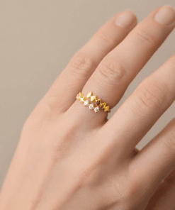 Minimal dalga yüzük parmakta duruş gold renk