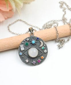 Aytaşı kolye yakın çekim ay yıldız motif ayrıntı