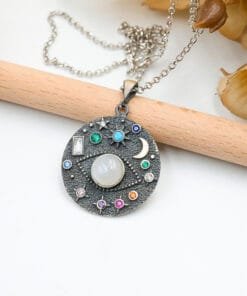 Aytaşı kolye yakın çekim detay