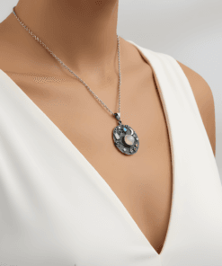 Aytaşı kolye boyunda duruş mistik tasarım