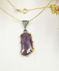 Kırmızı safir taşlı gümüş kolye yakın çekim