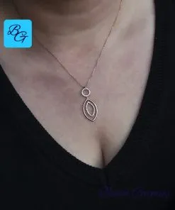 Alternative view of Yuvarlak Ucunda Oval Sallantılı Kolye